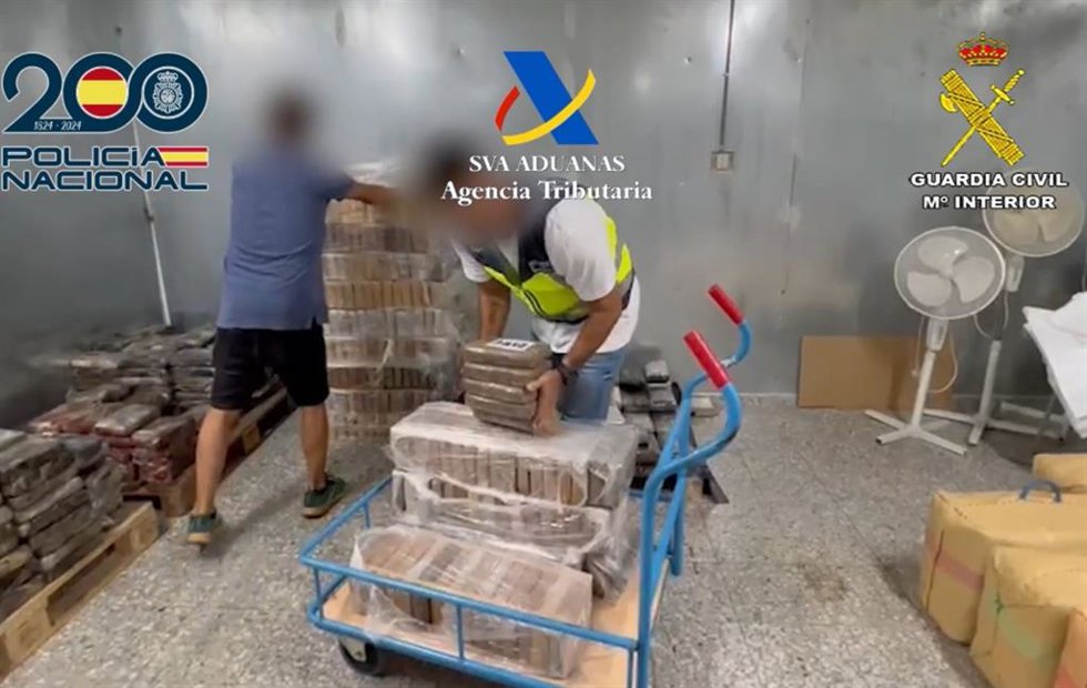 Udyco de Policía Nacional, Vigilancia Aduanera de la Agencia Tributaria y EDOA de Guardia Civil en la operación 'Perdidos/Oliva/Sol' en la que han desarticulado una banda de rescatadores de cocaína en el Puerto de Málaga