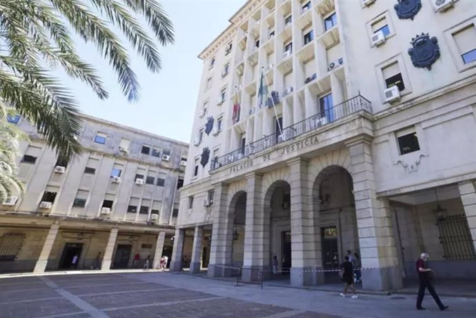 Archivo - Detalle de la fachada principal de la Audiencia Provincial de Sevilla