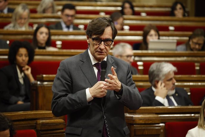 El presidente de la Generalitat, Salvador Illa, durante la sesión de control al Govern en el Parlament