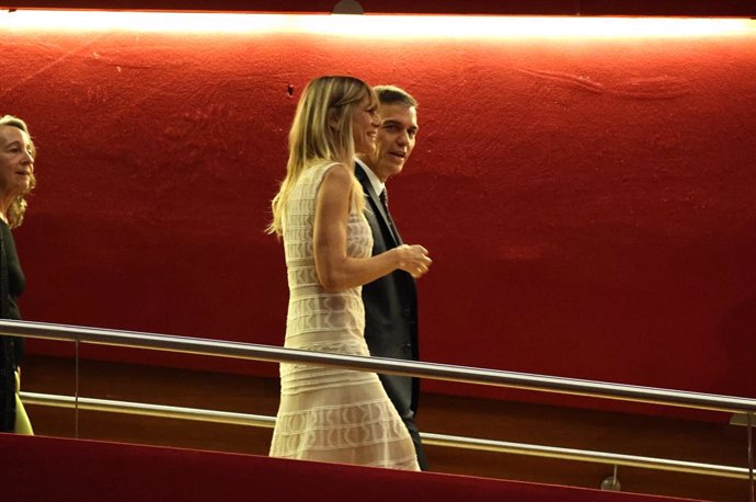 Archivo - El presidente del Gobierno, Pedro Sánchez, y su mujer, Begoña Gómez, a su llegada a la entrega del Premio Donostia, en el Festival de Cine de San Sebastián, a 26 de septiembre de 2024, en San Sebastián, Guipúzcoa, País Vasco (España). Almodóvar 