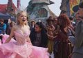 Wicked: Ariana Grande conoce a los munchkins en este clip en primicia