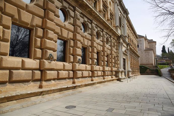 Archivo - El entorno del Palacio de Carlos V, en la Alhambra, en imagen de archivo