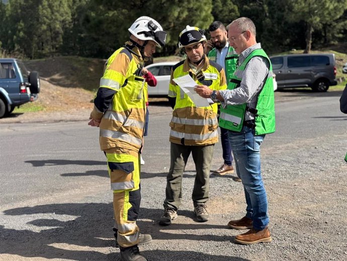 El presidente del Cabildo de La Palma, Sergio Rodríguez, conversa con efectivos del dispositivo de extinción de incendios en La Palma