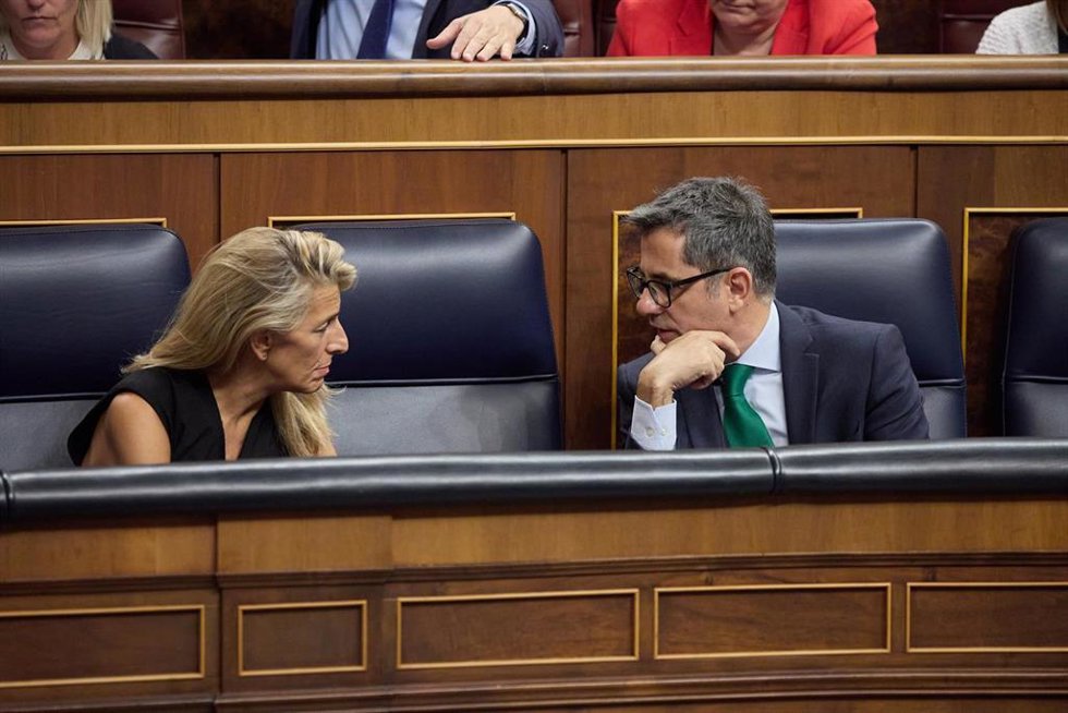 Archivo - La vicepresidenta del Gobierno y ministra de Trabajo, Yolanda Díaz y el ministro de la Presidencia, Relaciones con las Cortes y Justicia, Félix Bolaños, durante una sesión plenaria en la Cámara Baja, a 17 de septiembre de 2024, en Madrid (Espa