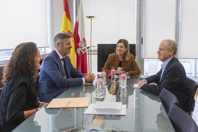 La presidenta de Cantabria, María José Sáenz de Buruaga, con el presidente ejecutivo de Altadis-Imperial Brands, Jerome du Chaffaut