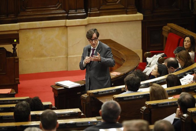 El presidente de la Generalitat, Salvador Illa, en el pleno del Parlament, a 13 de noviembre de 2024