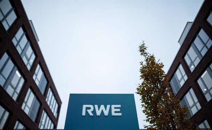 Archivo - FILED - 15 November 2021, North Rhine-Westphalia, Essen: A sign with the logo of the RWE group stands at the entrance to the RWE campus. German energy group RWE, which specializes in renewable energy, intends to invest ·55 billion net worldwide 