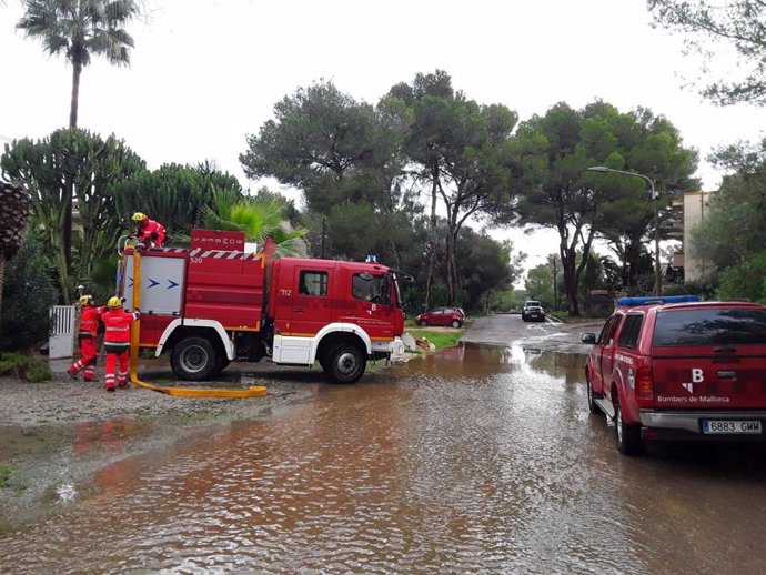 Efectivos atendiendo un incidente por las lluvias.