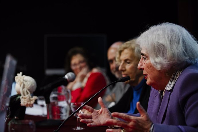 La abogada Paca Sauquillo (derecha), durante el coloquio sobre la serie de televisión 'Las Abogadas', en la sala Úbeda del Ateneo de Madrid, a 29 de octubre de 2024, en Madrid (España).