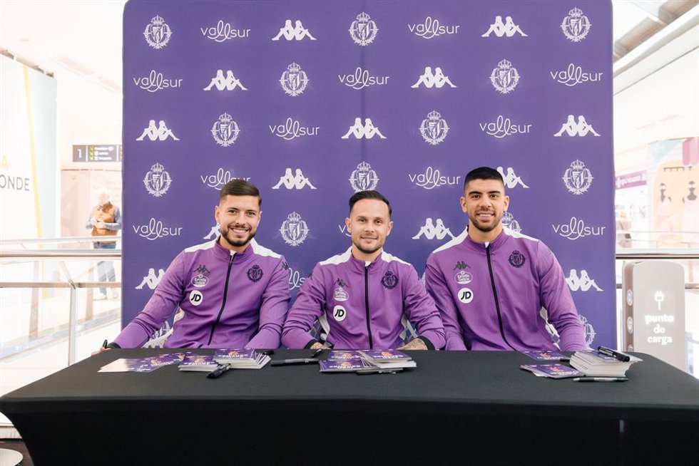 Javier Sánchez, Iván Sánchez y Cenk zkacar en la firma de autógrafos en Vallsur