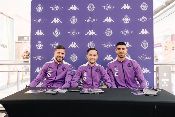 Javier Sánchez, Iván Sánchez y Cenk zkacar en la firma de autógrafos en Vallsur