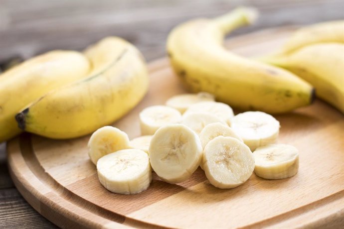 Archivo - Fresh bananas on wooden background.