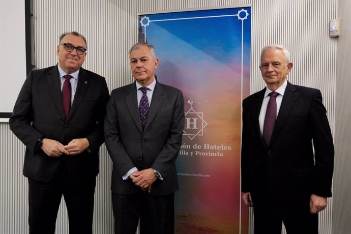 El consejero de Turismo y Andalucía Exterior, Arturo Bernal (i), junto al alcalde de Sevilla, José Luis Sanz (c), y el presidente de la Asociación de Hoteles de Sevilla y Provincia, Manuel Cornax (d), en la inuguración de unas  jornadas de turismo.