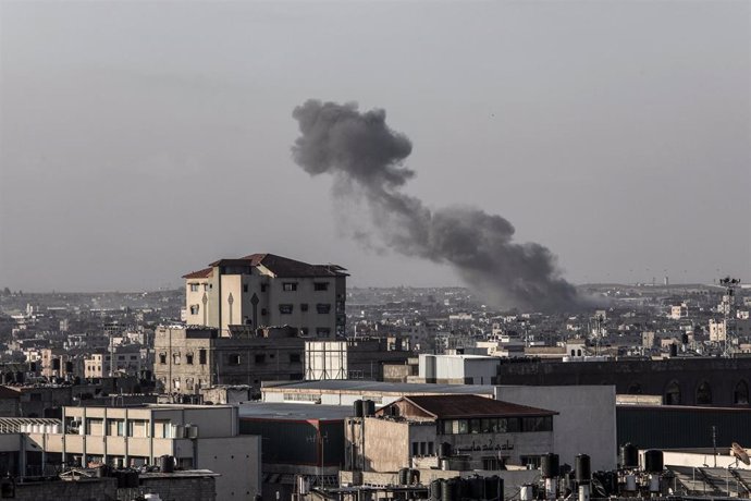 Archivo - Imagen de archivo de una columna de humo tras un ataque de Israel contra la ciudad de Rafá, en el sur de la Franja de Gaza