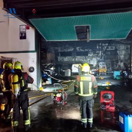 Dotaciones de bomberos del CPB intervienen en el incendio.