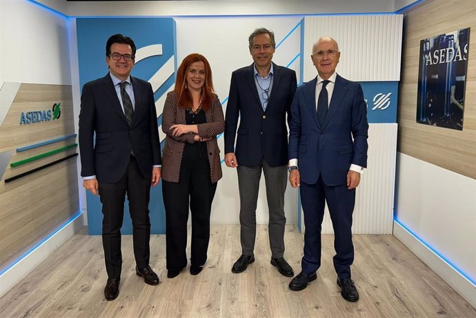 Gnacio García, director general de ASEDAS; Alejandra Pulido, directora de Sostenibilidad y Calidad de Clarel; José María Jiménez, CEO de Clarel; y Josep Antoni Duran i Lleida, presidente de ASEDAS