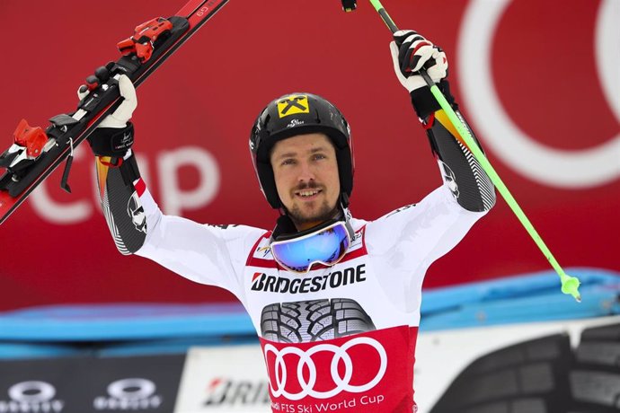 Archivo - El alpinista austríaco Marcel Hirscher durante la ceremonia de entrega de premios en la prueba de slalom de la Copa del Mundo en Garmisch-Partenkirchen. 