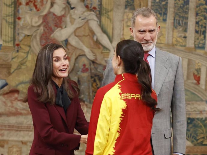 Los Reyes saludando con una sonrisa a Carolina Marín durante la recepción a los deportitas olímpicos y paralímpicos participantes en los Juegos de París 2024