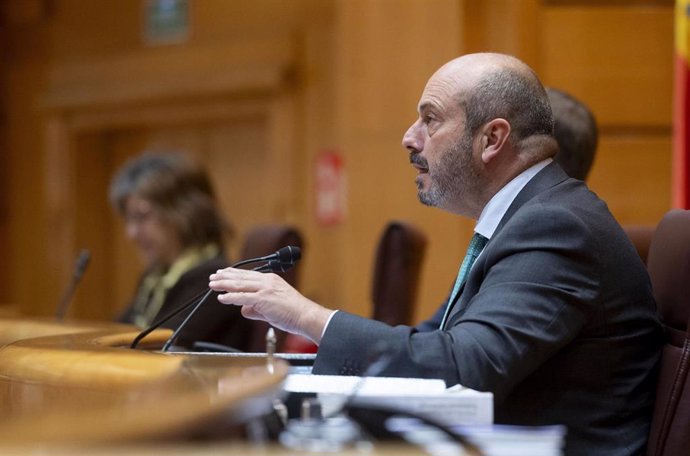 El presidente del Senado, Pedro Rollán, interviene durante una sesión de control al Gobierno, en el Senado, a 29 de octubre de 2024, en Madrid (España). Cuestiones jurídicas como el cese del Fiscal General del Estado, la imputación a Begoña Gómez y la act