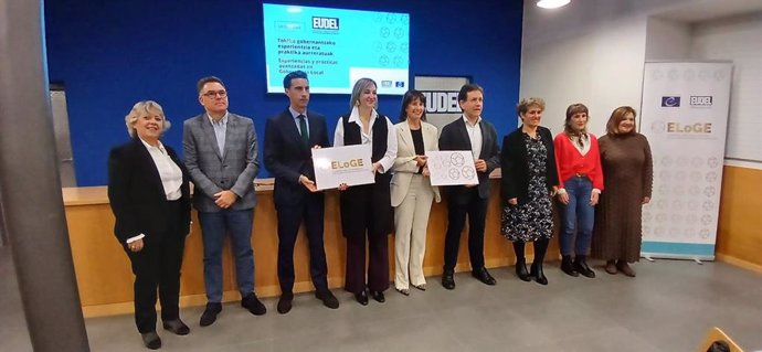 La consejera de Gobernanza, Administración Digital y Autogobierno, María Ubarretxena, y la presidenta de Eudel y alcaldesa de Derio, Esther Apraiz, junto a los participantes en la jornada "Experiencias y prácticas avanzadas en Gobernanza Local".