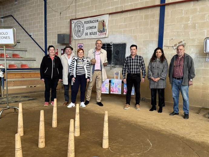 Representantes del Ayuntamiento de León junto a los organizadores de la Copa Femenina de Bolos.