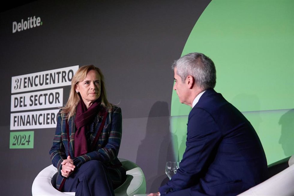 La consejera delegada de Bankinter, Gloria Ortiz Portero, y el socio de Deloitte, Ignacio Gutiérrez, durante el 31 encuentro del sector financiero de ABC y Deloitte, en Casa de América, a 13 de noviembre de 2024, en Madrid (España). 