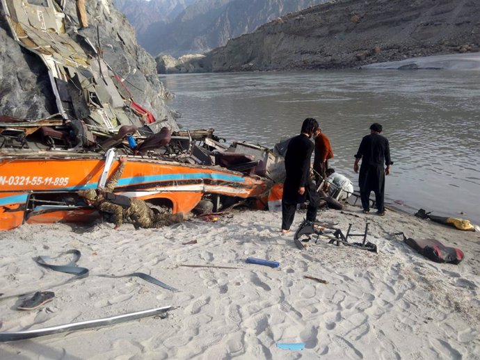 Archivo - Imagen de archivo de un accidente de bus en Diamer, en la región de Gilgit-Baltistan, norte de Pakistán