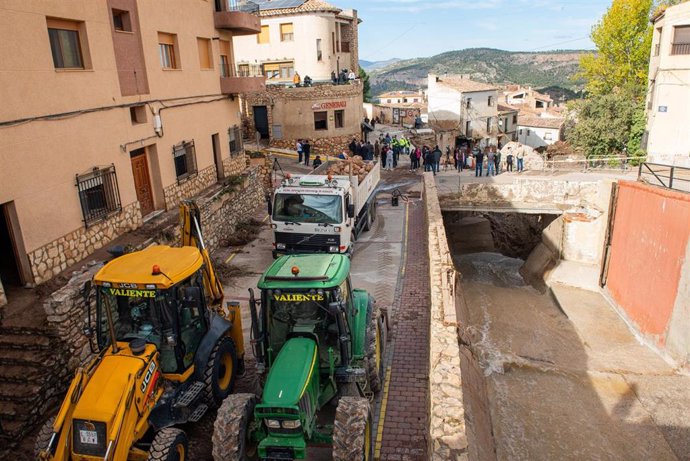 Varios servicios de emergencia trabajando, a 30 de octubre de 2024, en Letur, Albacete, Castilla-La Mancha (España).