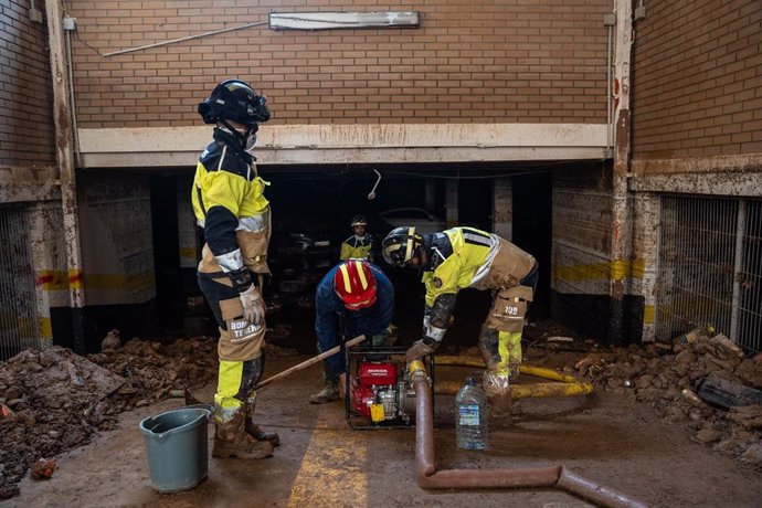 Bomberos de Canarias realizan labores de limpieza en Alfafar, tras el paso de la DANA, a 9 de noviembre de 2024, en Alfafar, Valencia, Comunidad Valenciana (España). 