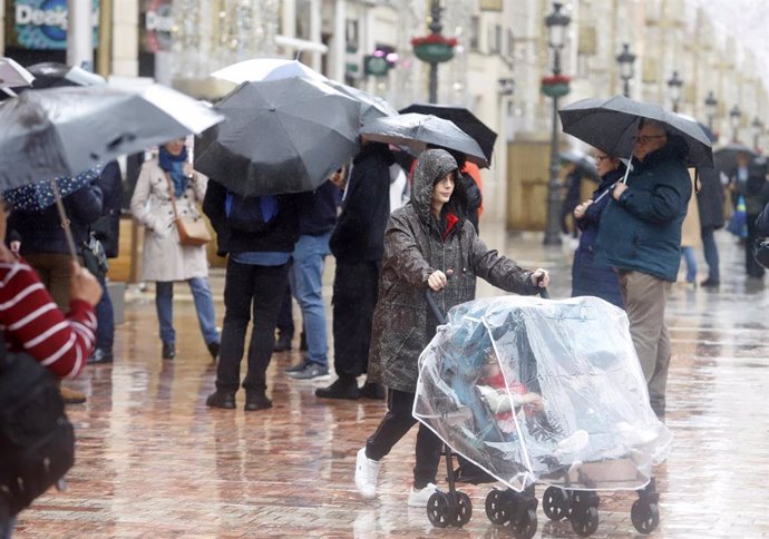 Desalojo en la barriada El Brillante del distrito Campanillas de Málaga capital durante las intensas lluvias que afectan a al provincia este miércoles 13 de noviembre