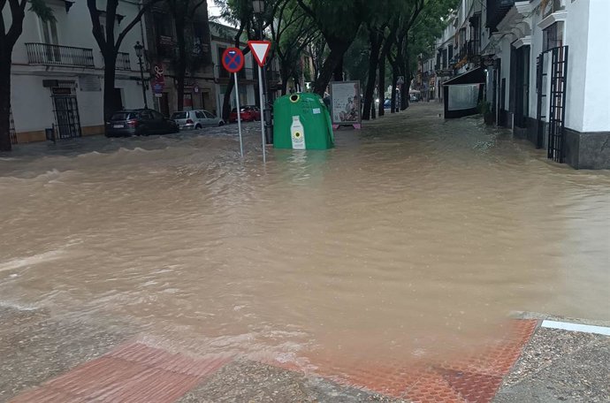 Imagen de archivo de la calle Porvera en Jerez con agua acumulada por las lluvias de la Dana que atraviesa la provincia.