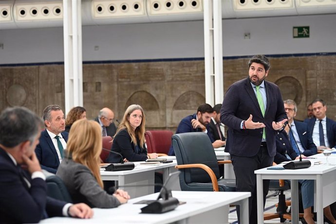 El presidente de la Comunidad Autónoma, Fernando López Miras, responde a una pregunta del portavoz del Grupo Parlamentario Socialista, José Vélez, durante la sesión de control en la Asamblea Regional