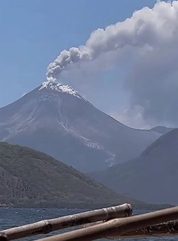 13 November 2024, Indonesia, Titihena: A view of Lewotobi Laki Laki volcano eruption from Lolaga village in Titihena, East Nusa Tenggara province. Photo: Sijori Images/Sijori Images via ZUMA Press/dpa