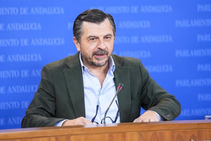 El portavoz del Grupo Popular, Toni Martín, este miércoles en rueda de prensa en el Parlamento.