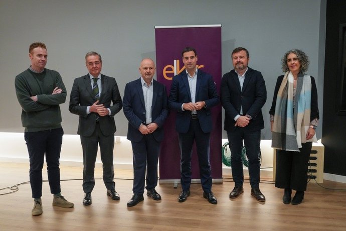 El Lehendakari, Imanol Pradales, junto con la vicelehendakari y consejera de Cultura y Política Lingüística, Ibone Bengoetxea, en su visita a la sede del Grupo Elkar en Aduna (Gipuzkoa)