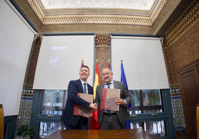 El presidente de la Diputación, Santi Cabañero, y el rector de la UCLM, Julián Garde.