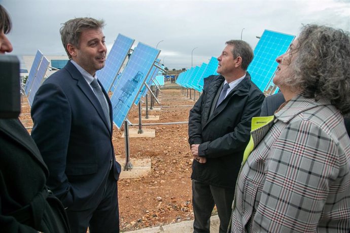 El presidente de Castilla-La Mancha, Emiliano García-Page, ha inaugurado, en Puertollano, la primera planta piloto Bluesolar 1.