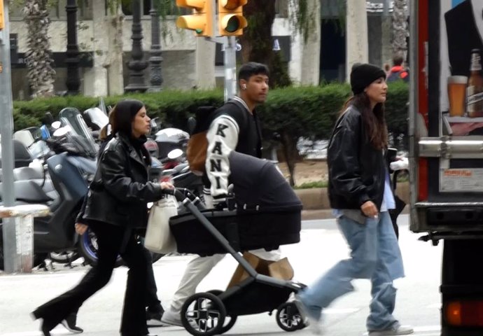 Dulceida y Alba Paul  paseando con su bebé,Aria por el centro de Barcelona