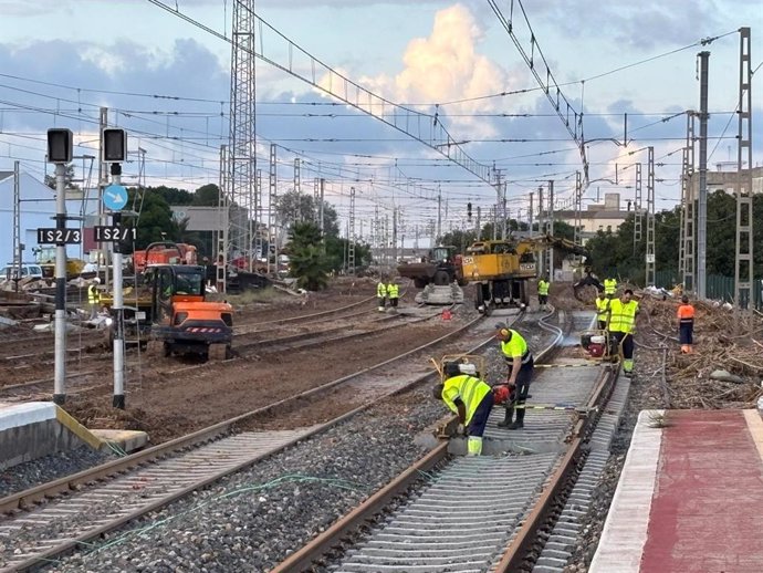 Trabajos de reparación de la vía afectada por la DANA