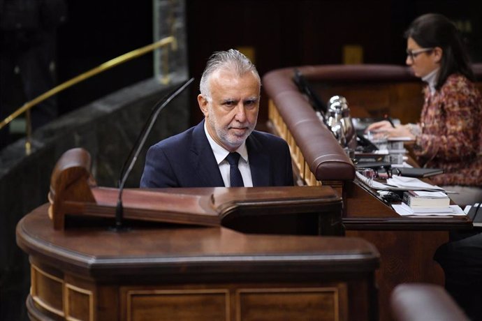 El ministro de Política Territorial y Memoria Democrática, Ángel Víctor Torres, se dirige a intervenir durante un pleno en el Congreso de los Diputados, a 13 de noviembre de 2024, en Madrid (España). 