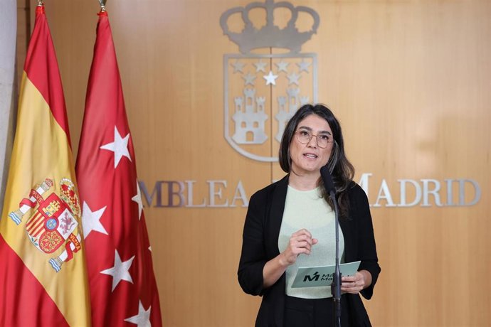 La portavoz de Más Madrid en la Asamblea de Madrid, Manuela Bergerot, ofrece declaraciones a los medios de comunicación durante un pleno en la Asamblea de Madrid, a 7 de noviembre de 2024, en Madrid (España). 