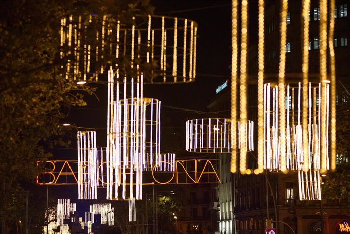 Archivo - Decoraciones y luces de Navidad durante el encendido de las luces de Navidad de Barcelona, a 23 de noviembre de 2023, en Barcelona, Catalunya (España). 