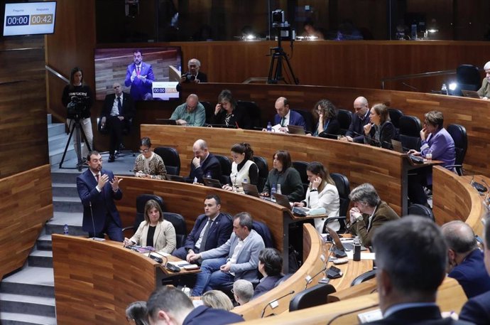 El presidente del Principado, Adrián Barbón, interviene en la Junta General.