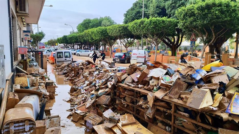 Libros de una biblioteca destrozada en los pueblos afectados por la DANA