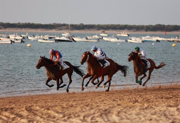 Archivo - Varios jinetes participantes en las Carreras de Caballos de Sanlúcar de Barrameda este pasado mes de agosto. 