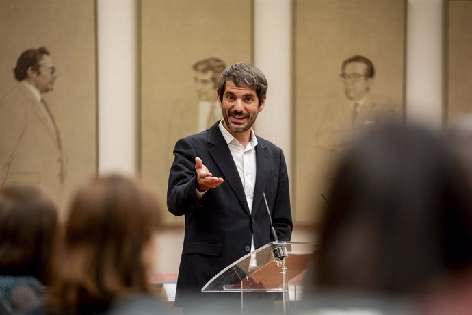 Archivo - El ministro de Cultura, Ernest Urtasun, interviene durante el acto de conmemoración del Día Europeo de las Lenguas, en el Congreso de los Diputados, a 26 de septiembre de 2024, en Madrid (España).