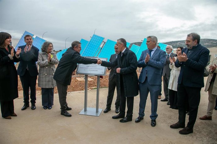 El presidente de Castilla-La Mancha, Emiliano García-Page, en la inauguración de la primera planta piloto Bluesolar 1 en Puertollano.