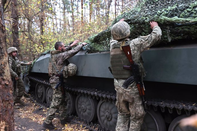 Archivo - October 9, 2024, Kharkiv Region, Ukraine: KHARKIV REGION, UKRAINE - OCTOBER 9, 2024 - Soldiers of Ukraine's 154th Separate Mechanized Brigade man a 2S1 Gvozdika self-propelled howitzer covered with camouflage netting at positions in Kharkiv regi