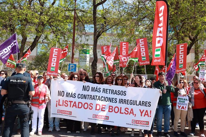 Archivo - Imagen de archivo de la concentración convocada por CCOO para reclamar la publicación inmediata de los listados de la bolsa del Servicio Andaluz de Salud (SAS). A 30 de abril de 2024, en Sevilla.