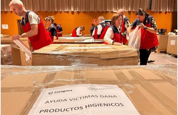 Recogida de alimentos para las víctimas de la DANA en Valencia, en el Centro Cívico Universidad.